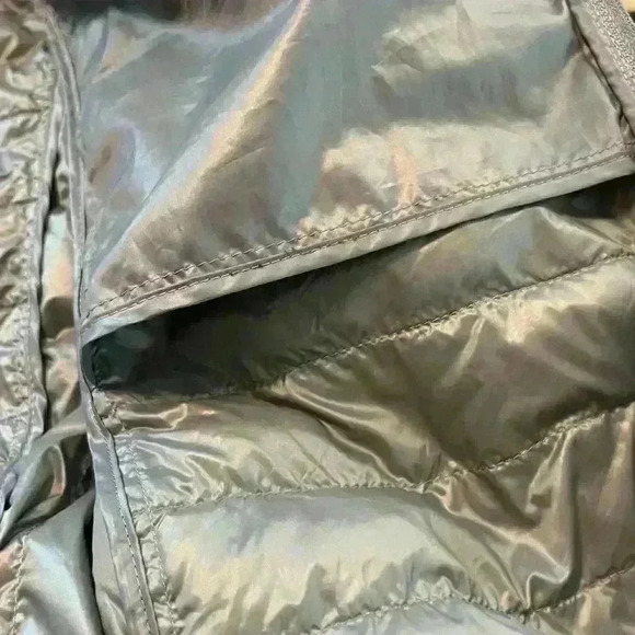 Uniqlo packable Grey Puffy Zip up coat size Medium - Picture 10 of 11